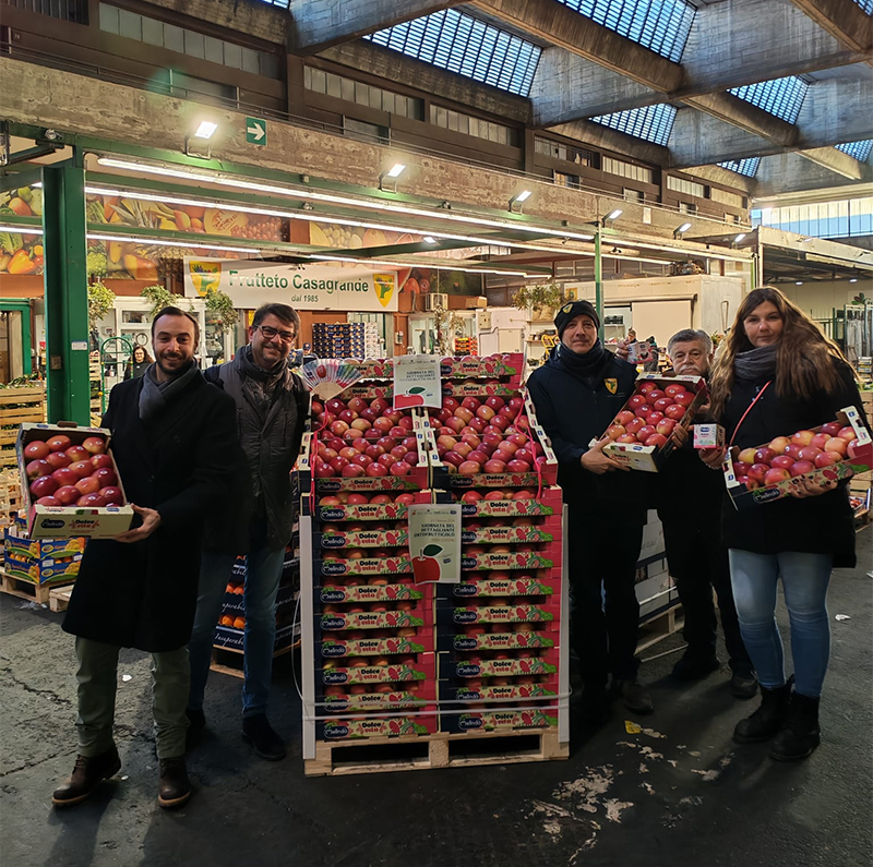 Da sinistra: Luca Bonvicin Event Manager del Consorzio Melinda, Simone Passerini e Gianfranco Gentile di Confcommercio Milano, operatore dell'Ortomercato di Milano e Valeria Zaffaroni, dettagliante milanese